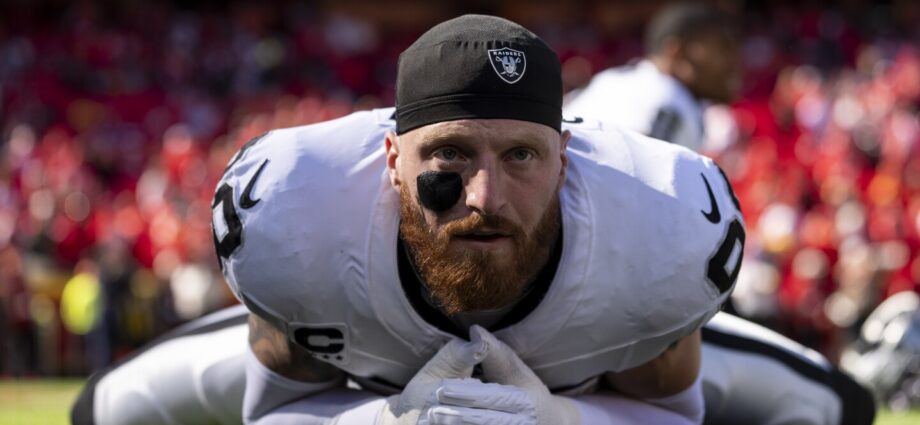 maxx-crosby-doubtful-to-return-with-knee,-back-injuries;-chiefs-lead-28-0