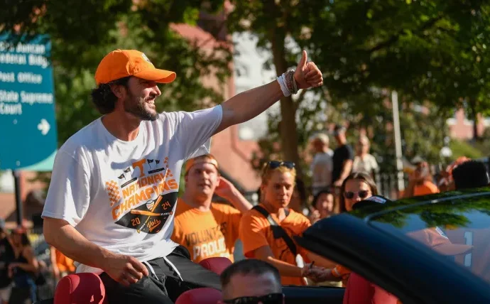 tennessee’s-tony-vitello-reportedly-‘torn’-over-historic-giants-managerial-opportunity