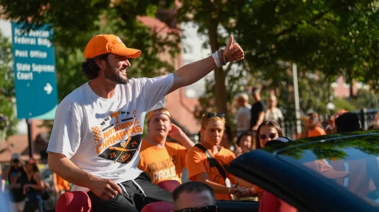 tennessee’s-tony-vitello-reportedly-‘torn’-over-historic-giants-managerial-opportunity