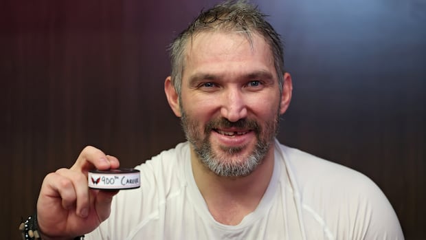 >-alex-ovechkin-becomes-1st-in-nhl-history-to-score-900-goals