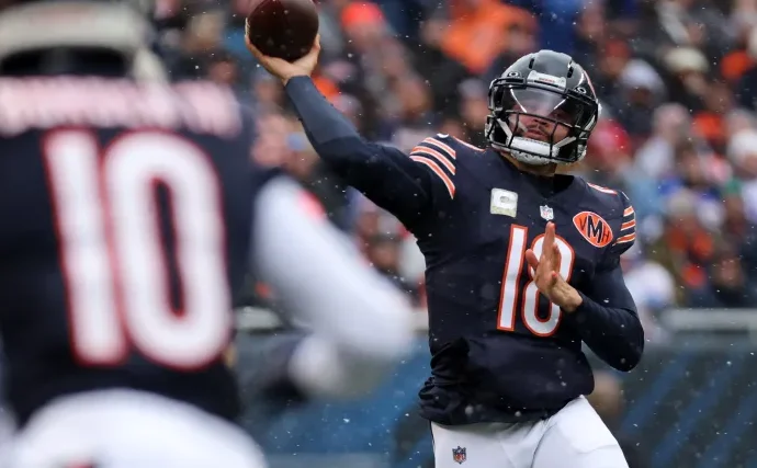 is-it-snowing-in-chicago?-bears-giants-weather-creates-tough-playing-conditions