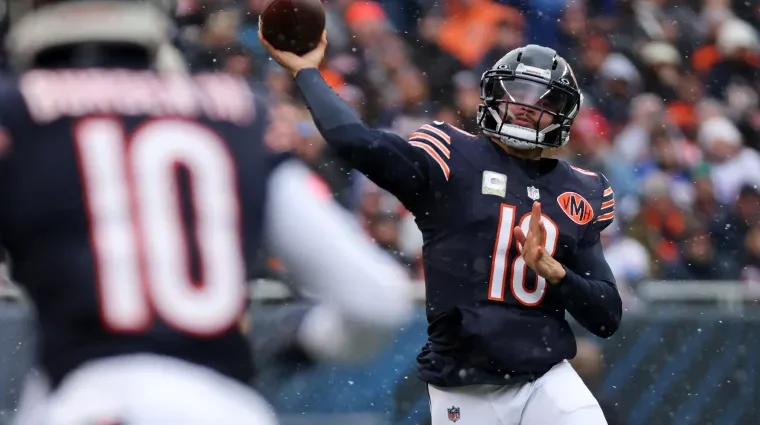 is-it-snowing-in-chicago?-bears-giants-weather-creates-tough-playing-conditions