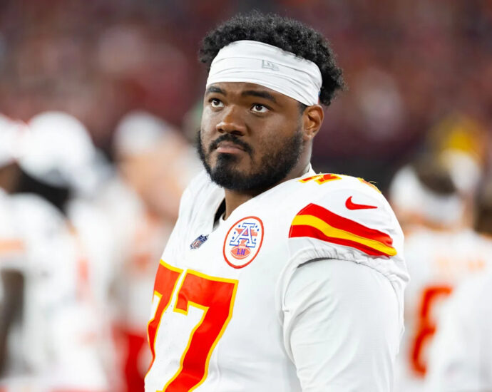 chiefs-downgrade-veteran-ot-to-questionable-for-week-11-matchup-vs.-broncos-due-to-illness