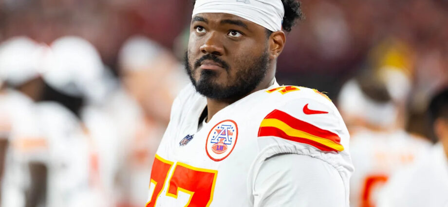 chiefs-downgrade-veteran-ot-to-questionable-for-week-11-matchup-vs.-broncos-due-to-illness