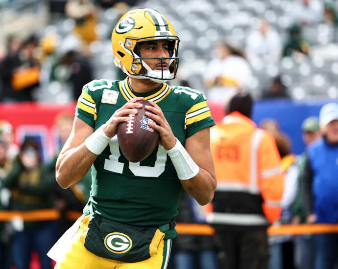 packers-qb-jordan-love-questionable-with-shoulder-injury-vs.-giants