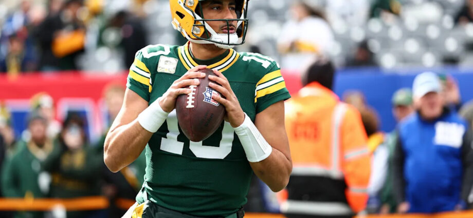 packers-qb-jordan-love-questionable-with-shoulder-injury-vs.-giants