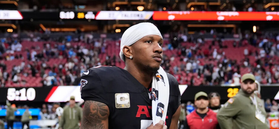 falcons-qb-penix-headed-to-injured-reserve,-will-miss-at-least-4-games-with-left-knee-injury