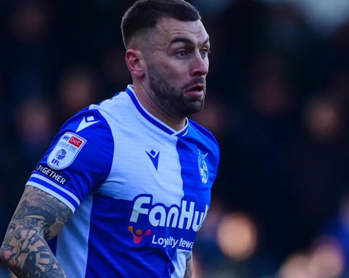 stockport-sign-full-back-hunt-on-short-term-deal