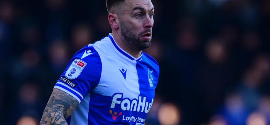 stockport-sign-full-back-hunt-on-short-term-deal