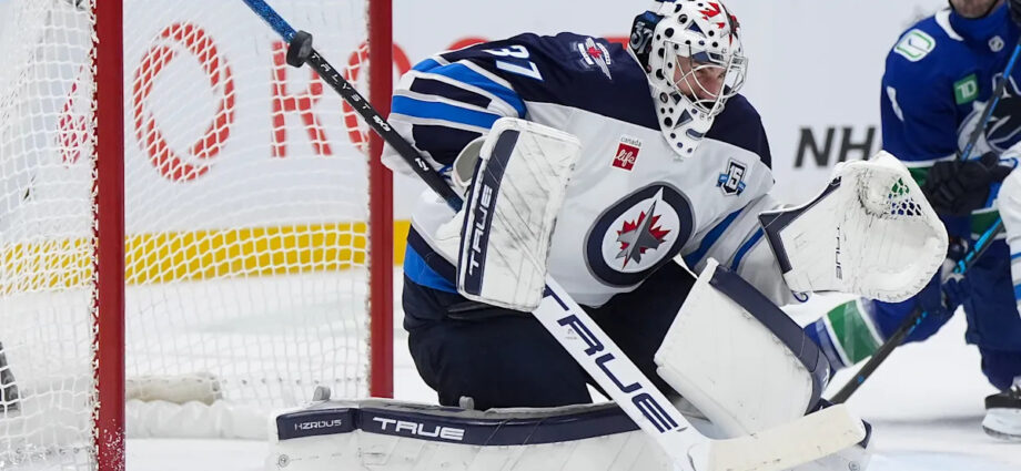 jets-goalie-hellebuyck-to-undergo-arthroscopic-procedure-on-his-knee-and-miss-4-to-6-weeks