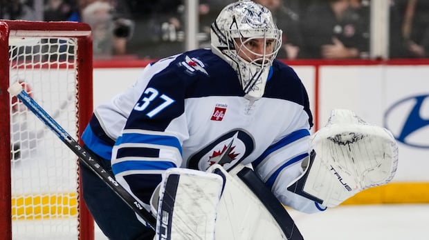 >-winnipeg-jets-goalie-connor-hellebuyck-out-at-least-a-month-for-knee-surgery