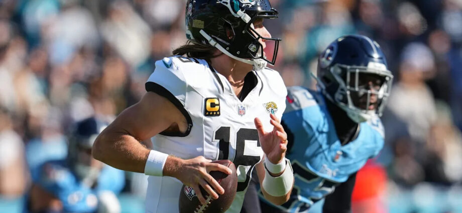 jaguars-take-15-3-lead,-trevor-lawrence-throws-two-td-passes-and-runs-for-a-conversion